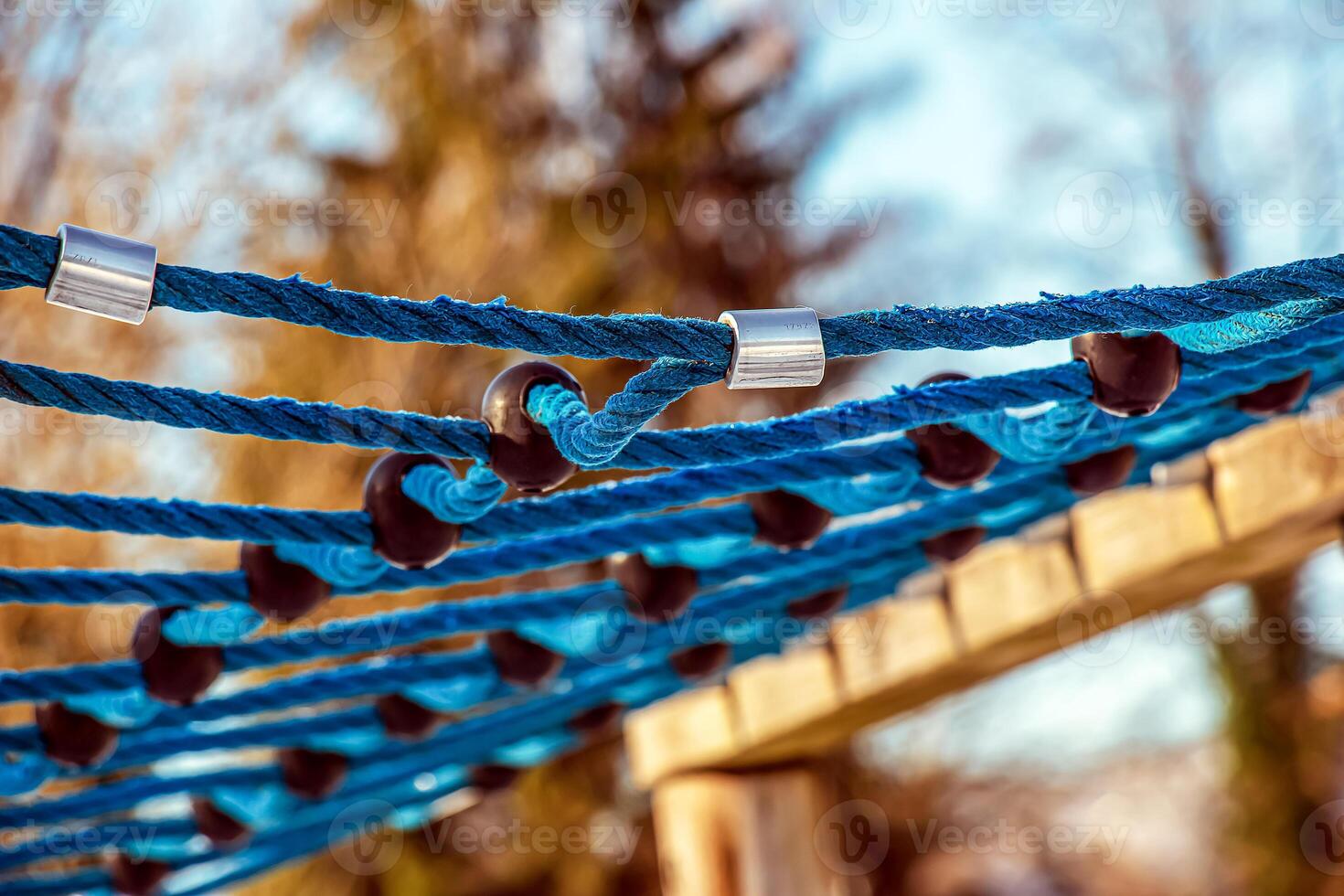 Design Elemente von ein Kinder- Spielplatz auf das Ufer von See traunsee im Österreich im Winter. foto