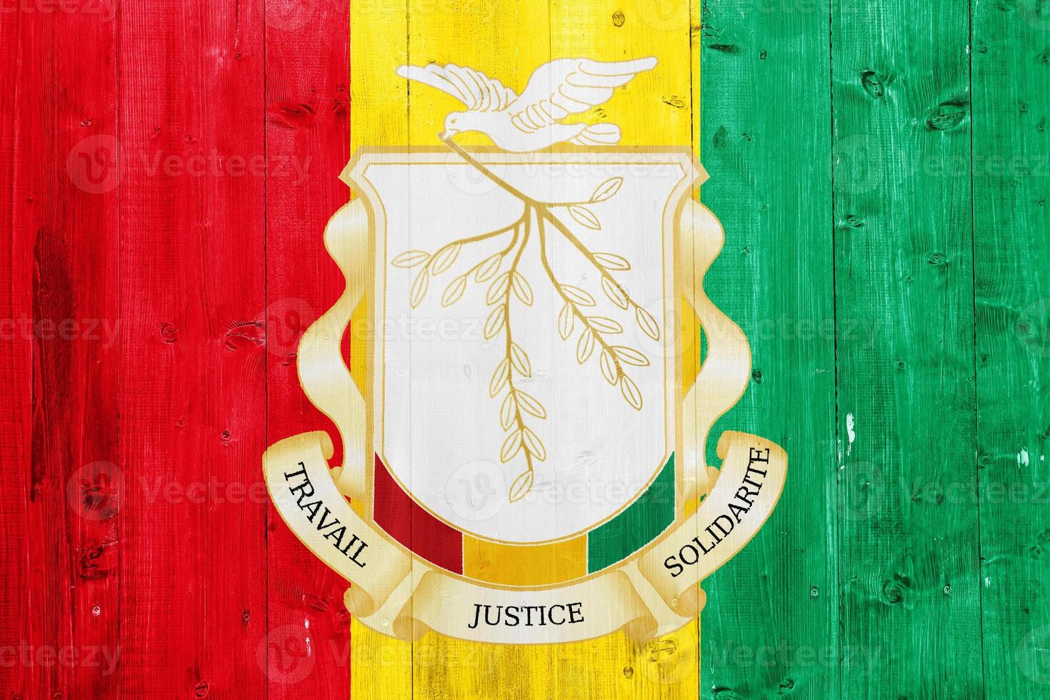 Flagge und Mantel von Waffen von Republik von Guinea auf ein texturiert Hintergrund. Konzept Collage. foto