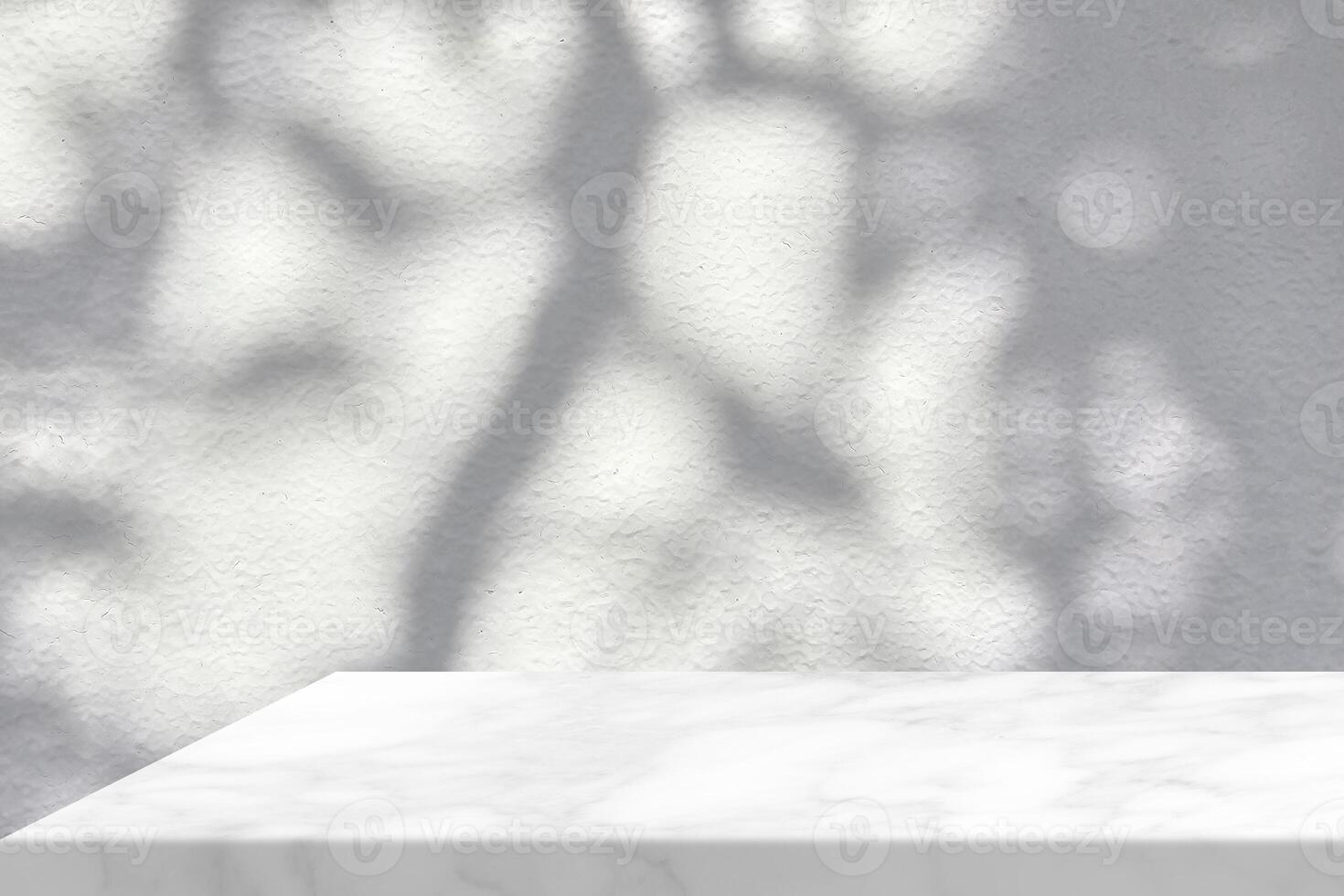 Weiß Marmor Tabelle Ecke mit Baum Schatten und Bokeh auf Beton Mauer Hintergrund im einstellen segeln Champagner Farbe Ton, geeignet zum Produkt Präsentation Hintergrund, Anzeige, und spotten hoch. foto