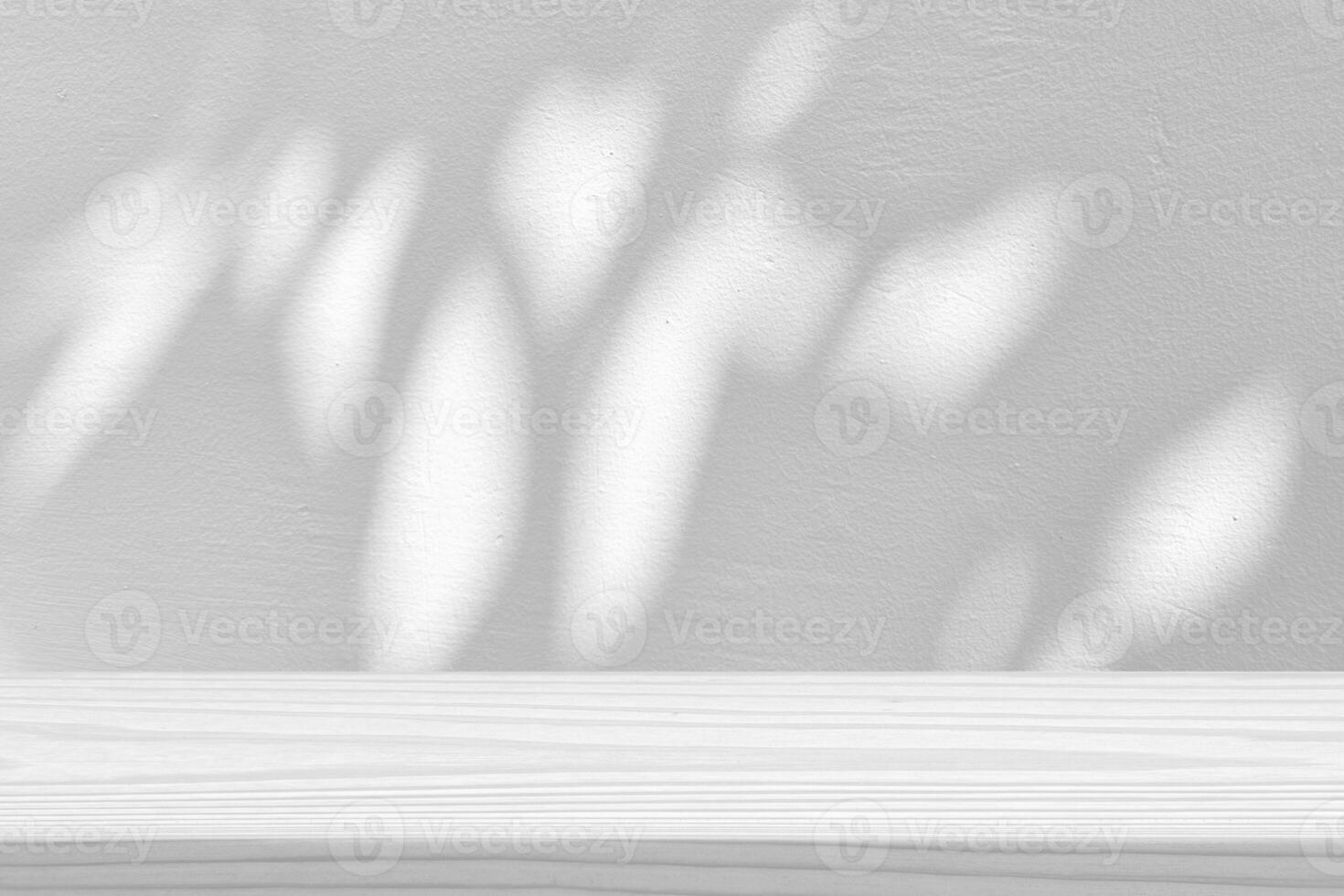 Weiß Holz Tabelle mit Baum Schatten auf Beton Mauer Textur Hintergrund, geeignet zum Produkt Präsentation Hintergrund, Anzeige, und spotten hoch. foto