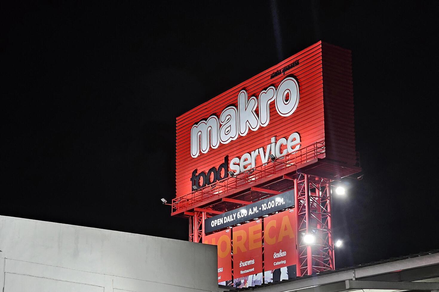 Bangkok, Thailand September 28, 2023 Makro Zeichen beim Nacht. Makro ist ein berühmt Großhandel Center im Thailand wo ist betrieben durch Siam Makro Öffentlichkeit Unternehmen begrenzt war etabliert im 1988. foto
