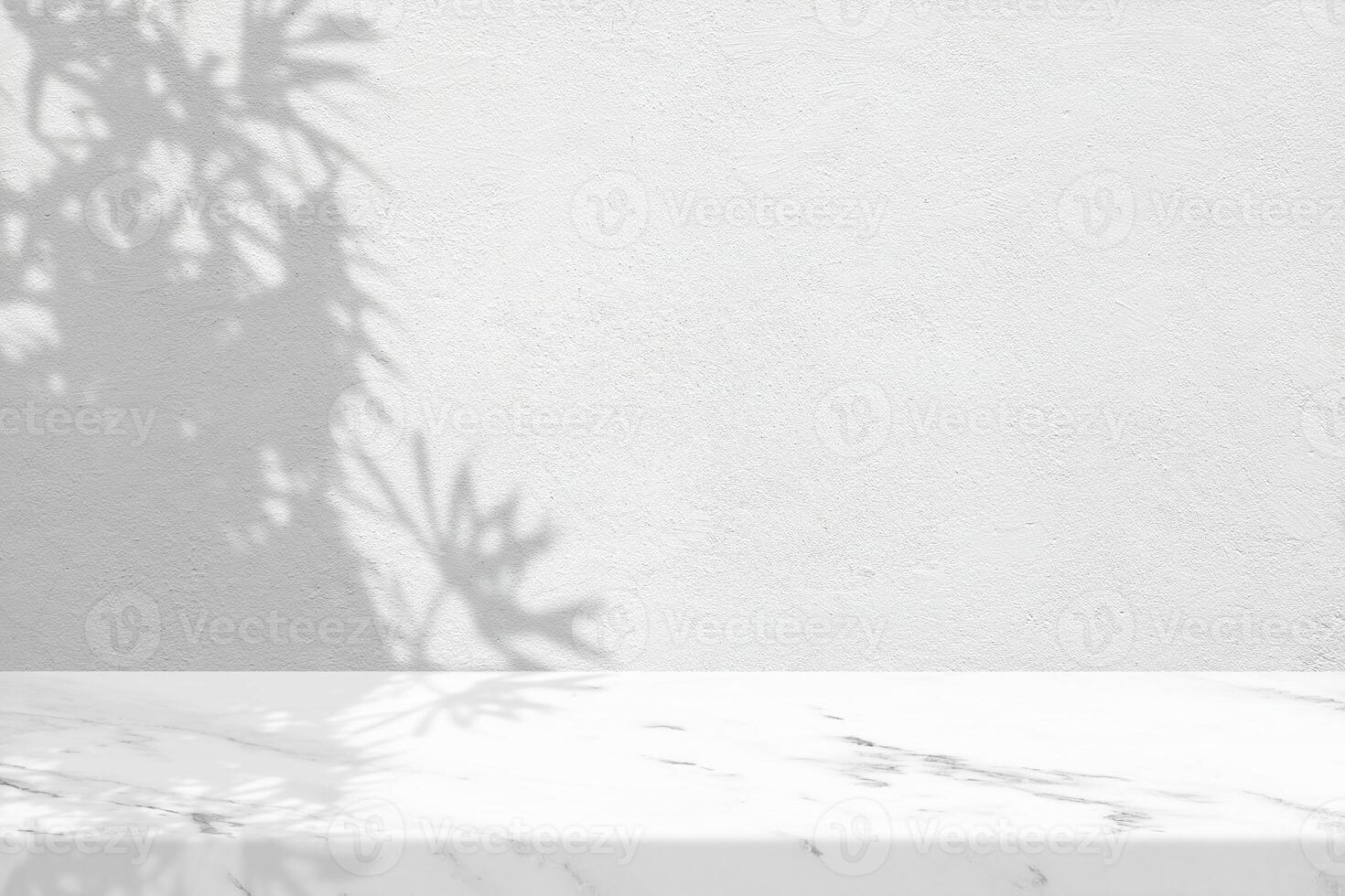 minimal Marmor Tabelle mit Blätter Schatten auf Stuck Mauer Textur Hintergrund, geeignet zum Produkt Präsentation Hintergrund, Anzeige, und spotten hoch. foto