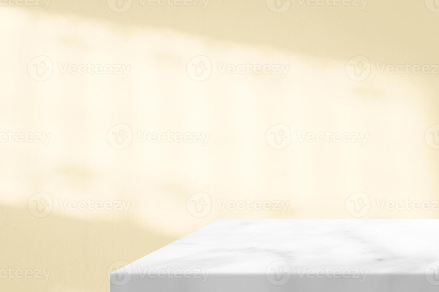 minimal Weiß Marmor Tabelle Ecke mit Rose Gold Stuck Mauer Textur Hintergrund, geeignet zum Produkt Präsentation Hintergrund, Anzeige, und spotten hoch. foto