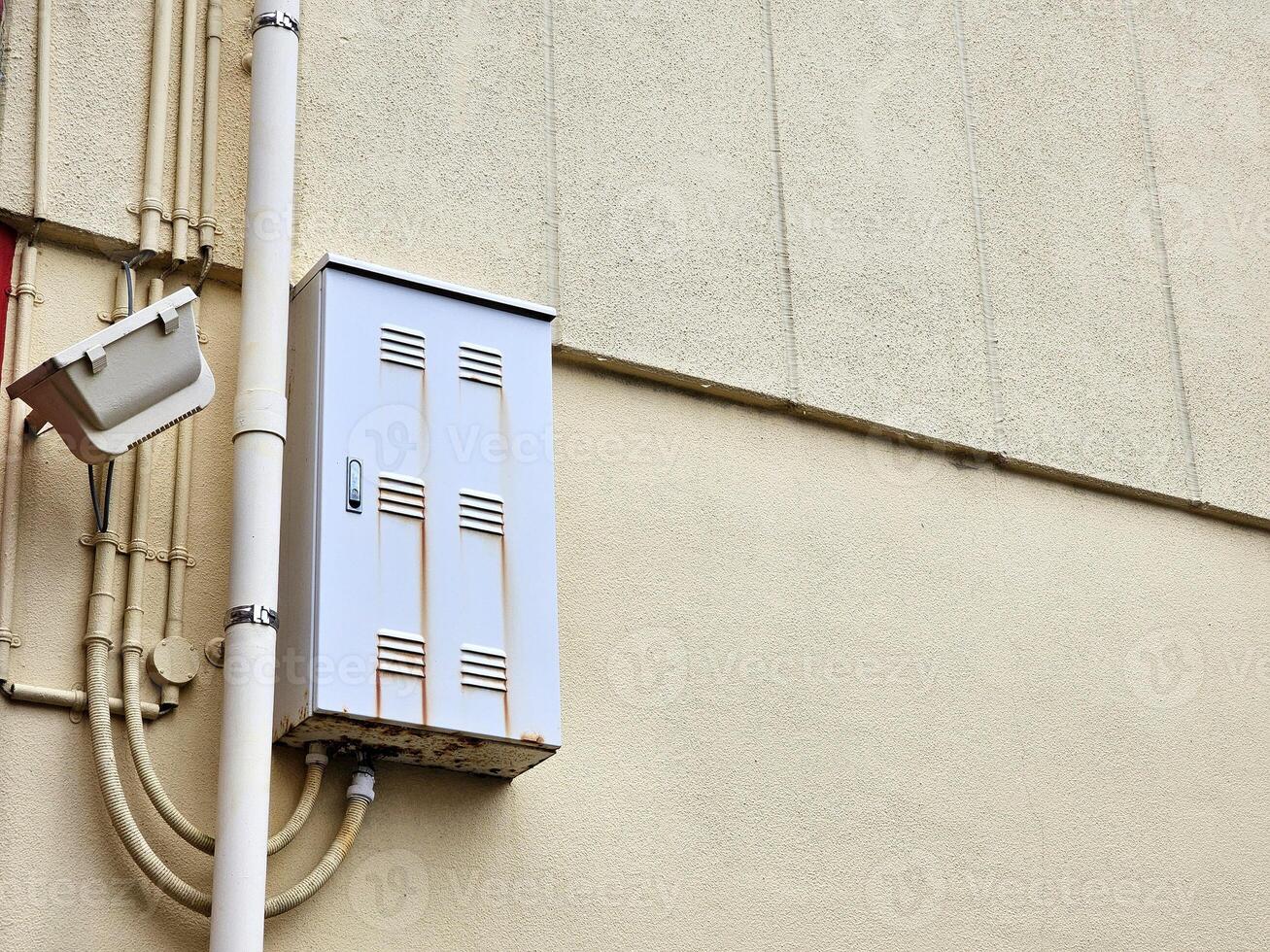 alt elektrisch Box auf das Beton Mauer. foto