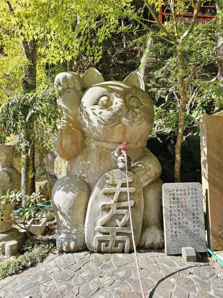 Fukuoka, Japan November 14, 2023 Skulptur von Glücklich Katze beim nanzoin Tempel wo ist Wahrzeichen von Sasaguri, Fukuoka, Japan. foto