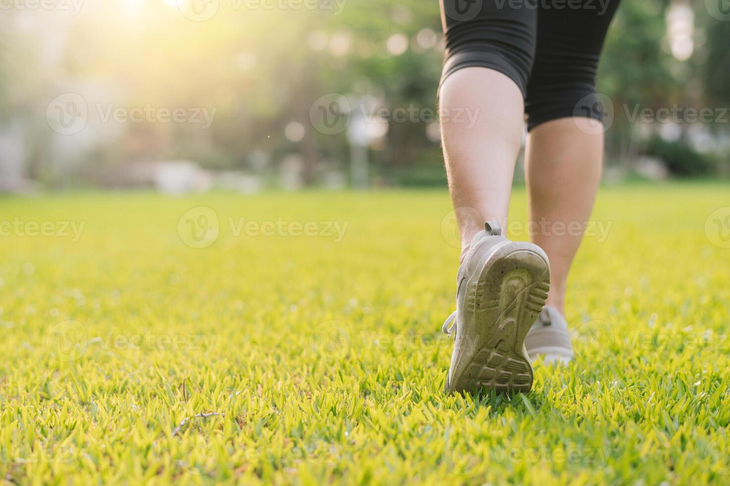 Jogger Frau. schließen oben Person Ausbildung Sport Läufer jung weiblich Schuh auf Gräser im Öffentlichkeit Park. Fitness Bein und Fuß Übung Athlet. Marathon- im Natur. aktiv gesund Lebensstil trainieren Konzept. foto