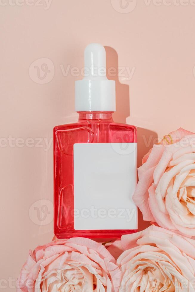 Tropfflasche aus Glas mit Rosenblüte. Hyaluronsäureöl, Serum mit Kollagen und Peptiden Hautpflegeprodukt. Mockup-Verpackung, kosmetisches Design-Branding foto