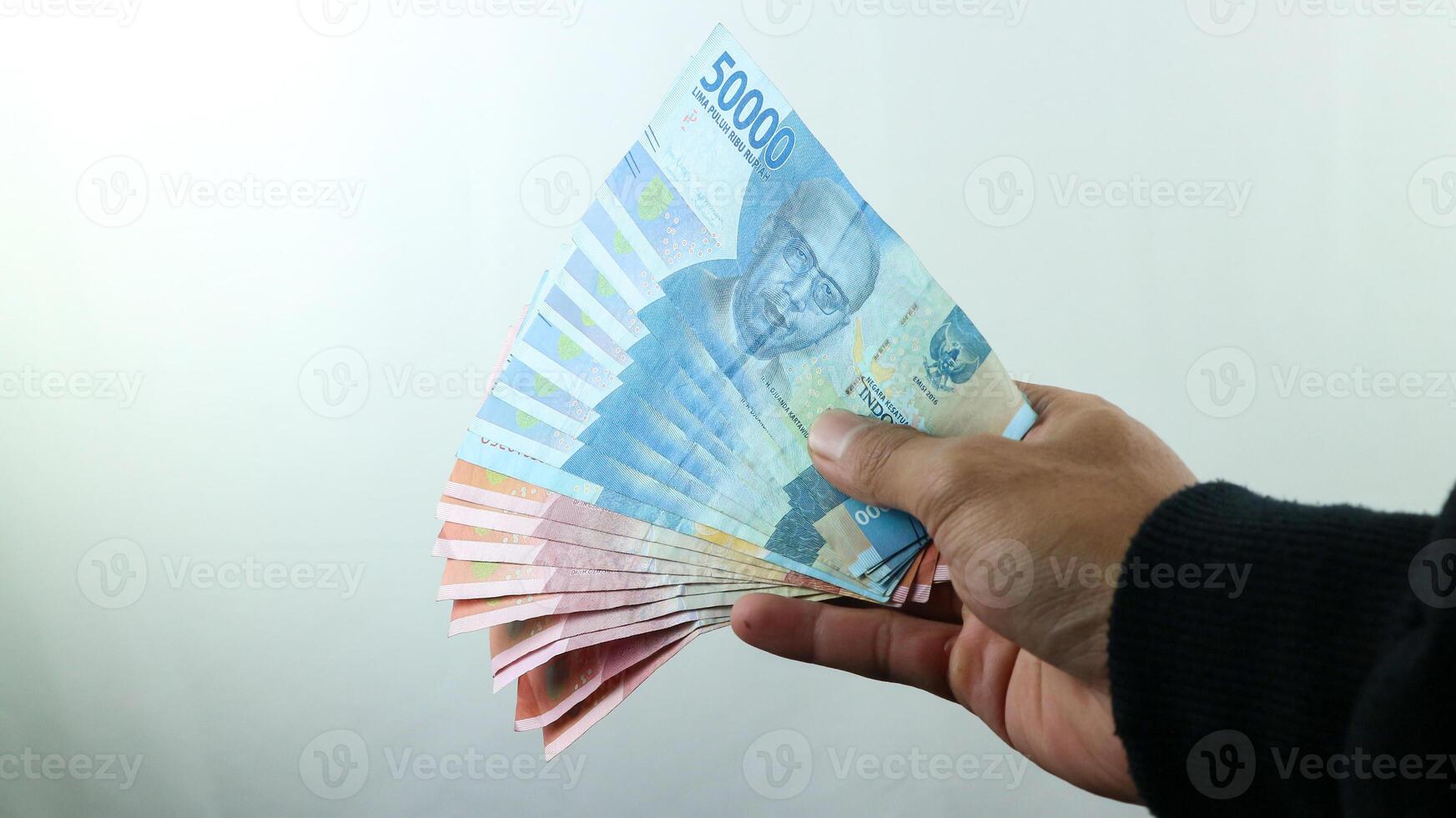 Hand halt Geld Rupiah, Transaktion Konzept, finanziell Konzept foto