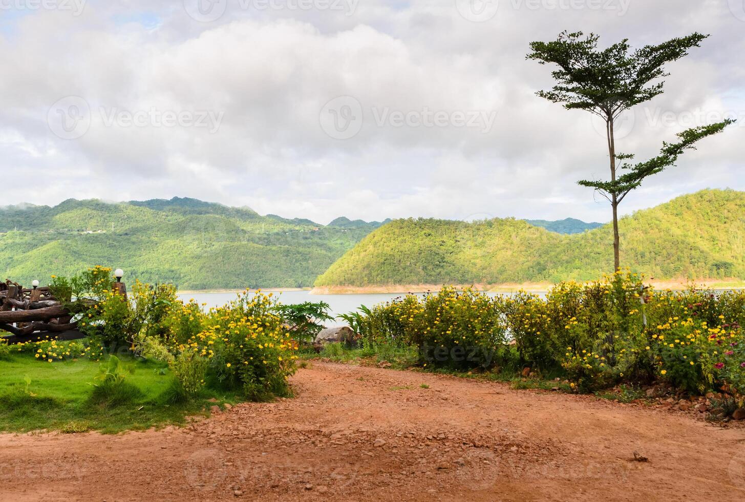 schön Natur Aussicht von Srinakarin Damm im Kanchanaburi, Thailand foto