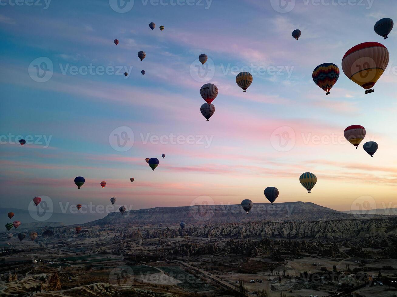 heiß Luft Ballon Flug im Goreme im Truthahn während Sonnenaufgang. Reiten im ein heiß Luft Ballon, das die meisten Beliebt Aktivität im Kappadokien. romantisch und berühmt Reise Ziel. foto