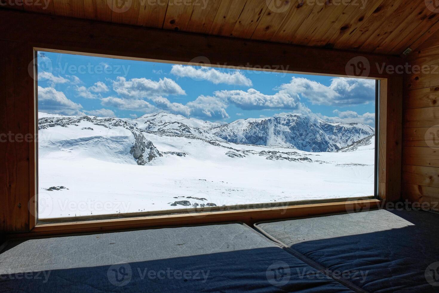 das Innere von ein Berg Schutz zum Wanderer und Bergsteiger während Winter Zeit. Alpinismus Aktivität. Berge voll von Schnee. verbinden mit Natur. draußen Aktivität und Reisen Lebensstil. foto