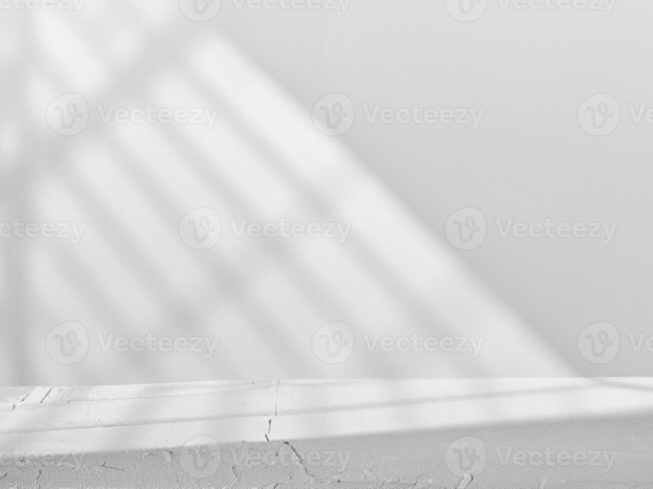 grau Hintergrund zum Produkt Präsentation mit Licht von das Fenster foto