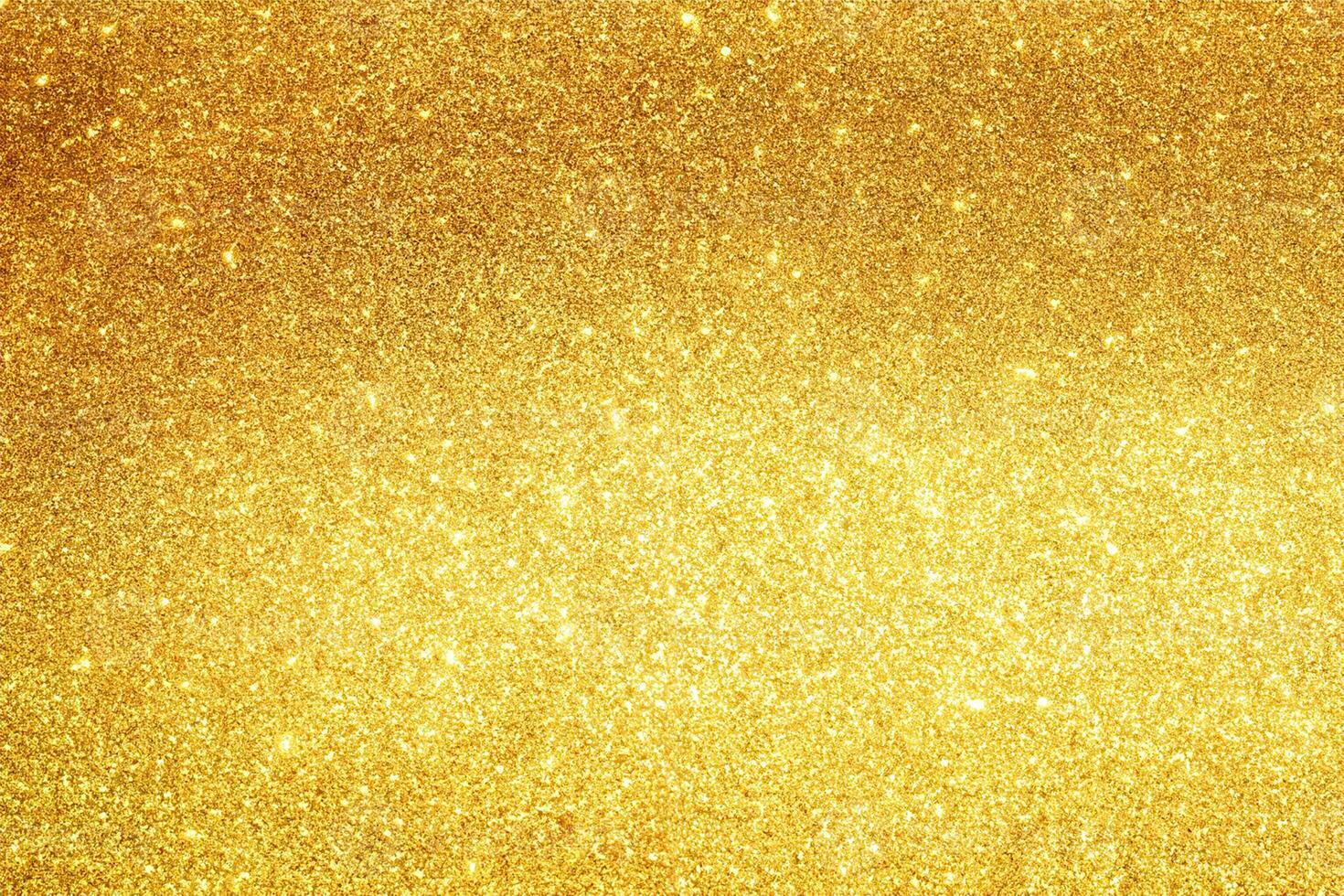 Gold funkelnd Beleuchtung festlich Hintergrund mit Textur. abstrakt Weihnachten funkelte hell Bokeh defokussiert und fallen Sterne. Winter Karte oder Einladung foto