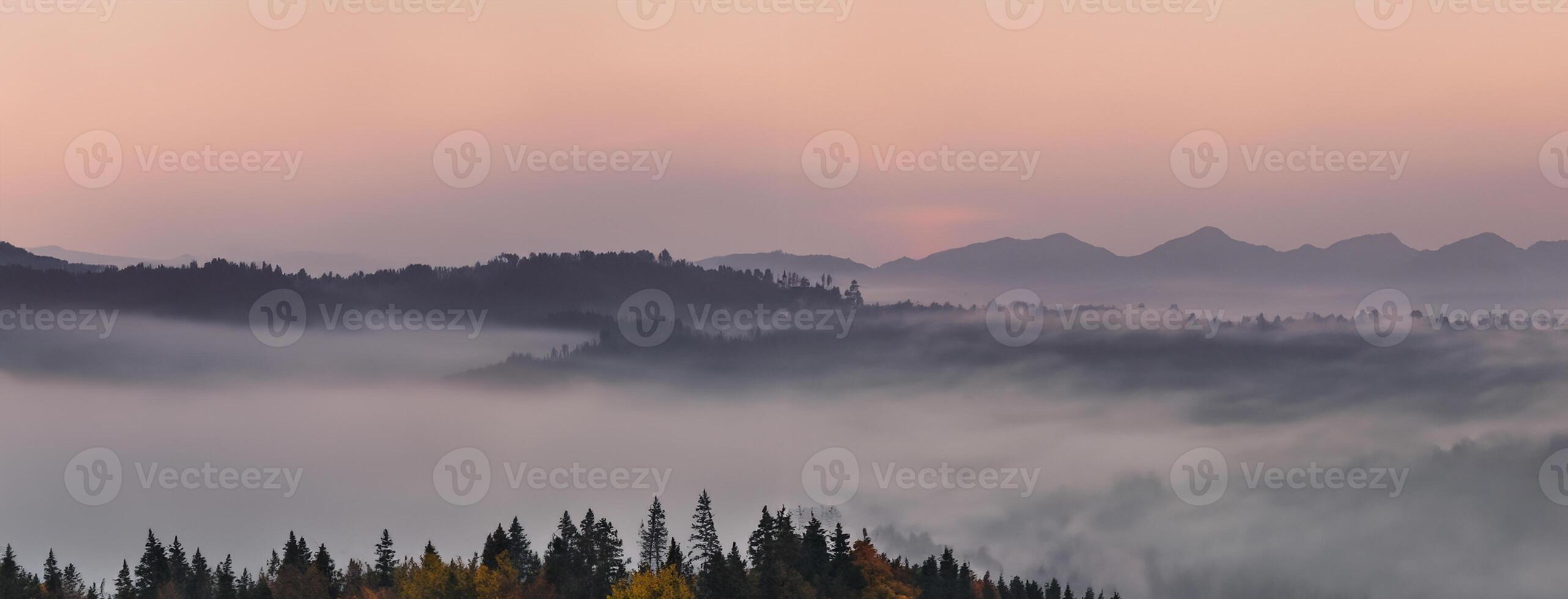 Panorama- nebelig Landschaft beim Dämmerung Über Berg und Senke foto