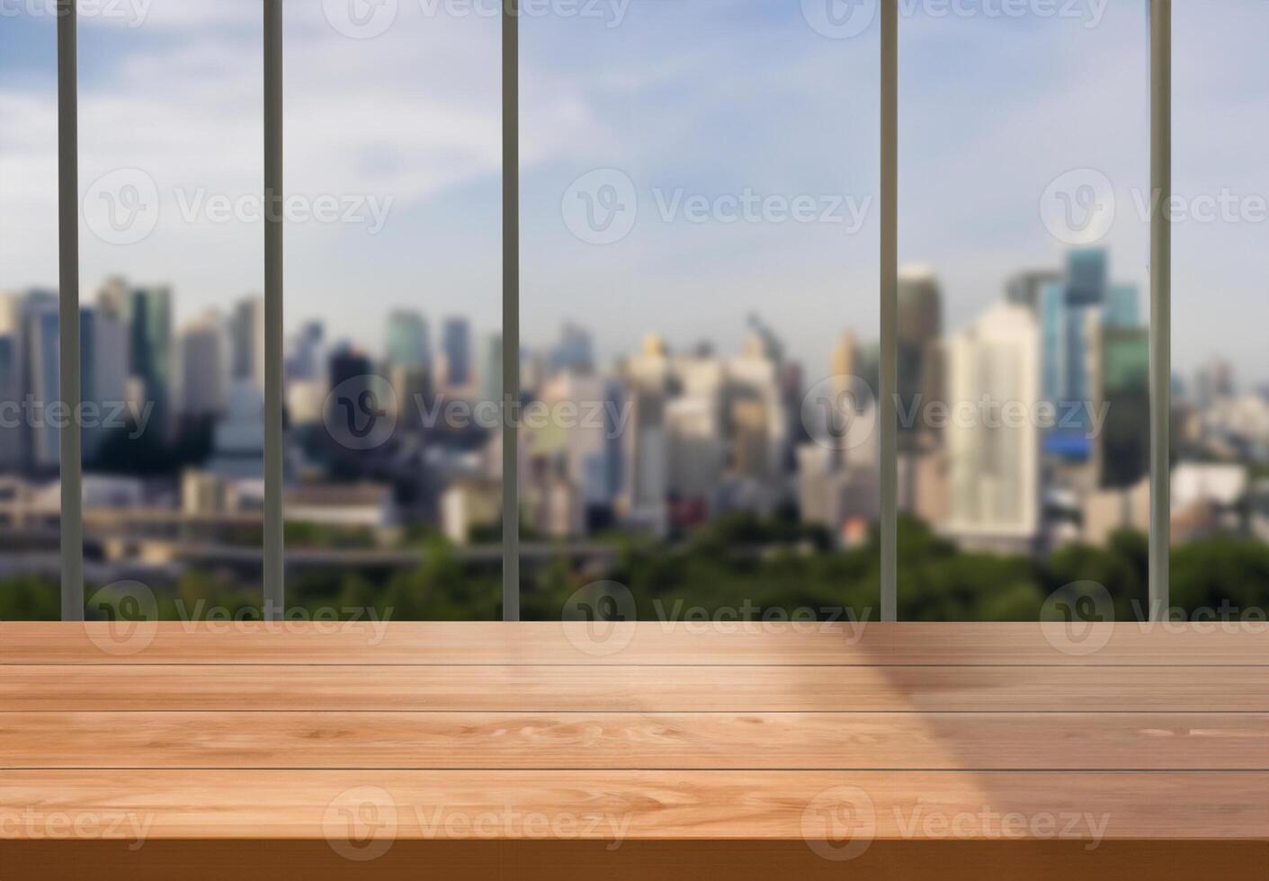 Holz Tabelle im Stadt Center modern Büro Hintergrund mit leeren Kopieren Raum auf das Tabelle zum Produkt Anzeige Attrappe, Lehrmodell, Simulation. Arbeitsplatz Schreibtisch Innere und Platz zum korporativ Geschäft. foto