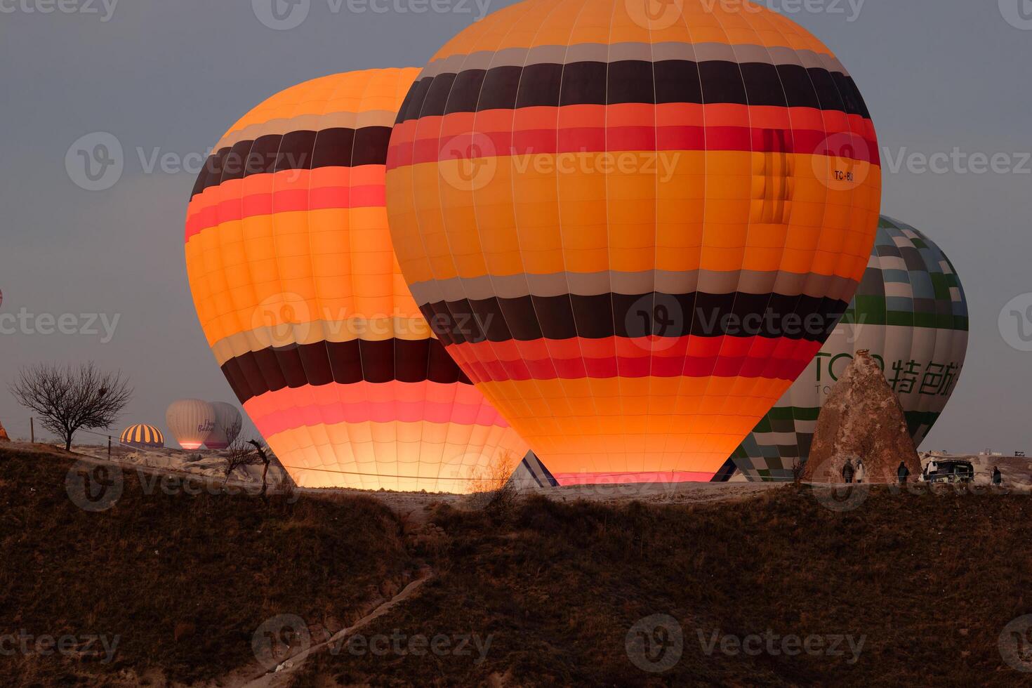 heiß Luft Ballon Flug im Goreme im Truthahn während Sonnenaufgang. Reiten im ein heiß Luft Ballon, das die meisten Beliebt Aktivität im Kappadokien. romantisch und berühmt Reise Ziel. foto