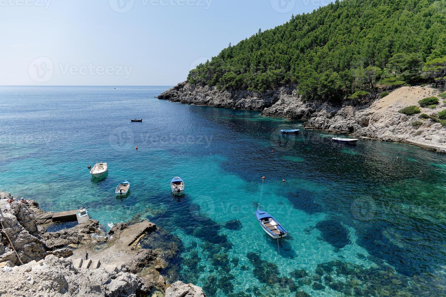 ein Bucht im mljet Insel, Kroatien. Tourist Ziel im das adriatic Meer. schön Platz zum Sommer- Ferien und Urlaube. Boote angedockt im das Bucht. foto