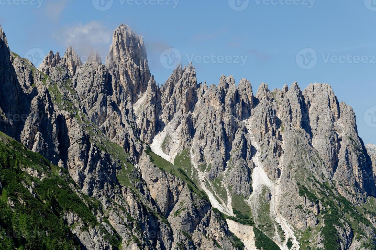 Aussicht von Kadini di Misurina Berge während ein sonnig Tag mit etwas Wolken. Dolomiten, Italien. dramatisch und filmisch Landschaft. foto