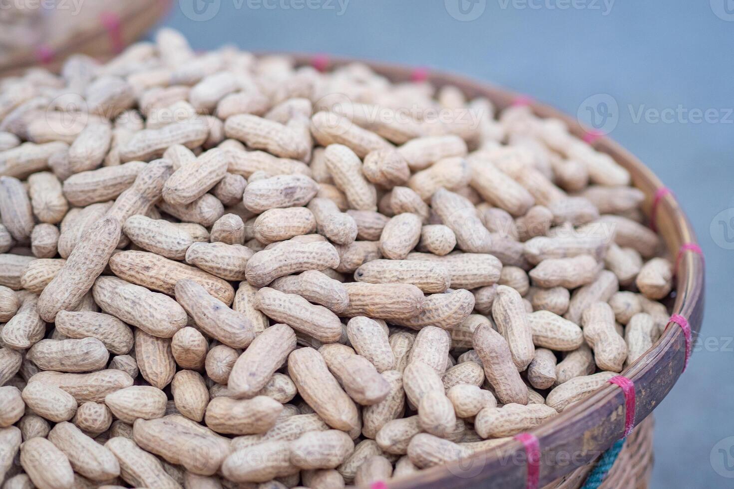 Haufen Erdnüsse zum Verkauf auf dem Markt. foto