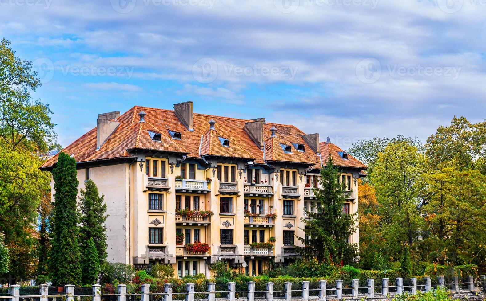 majestätisch Gebäude mit Basketball Gericht im Brasov, Rumänien. ein großartig Gebäude im Brasov, Rumänien, mit ein Basketball Gericht im Vorderseite. foto