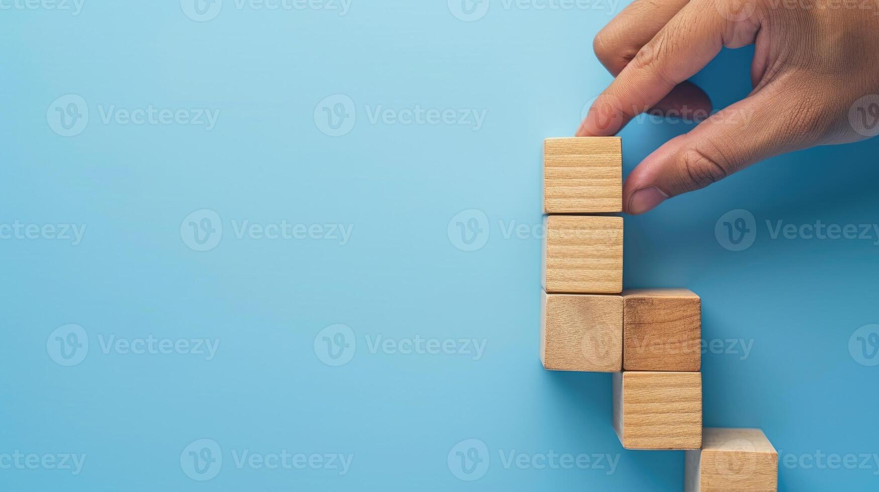 ai generiert Hand Positionierung hölzern Würfel im ein Treppe Formation. symbolisiert Geschäft Wachstum und Erfolg Fortschreiten auf ein Blau Hintergrund, ai generiert. foto