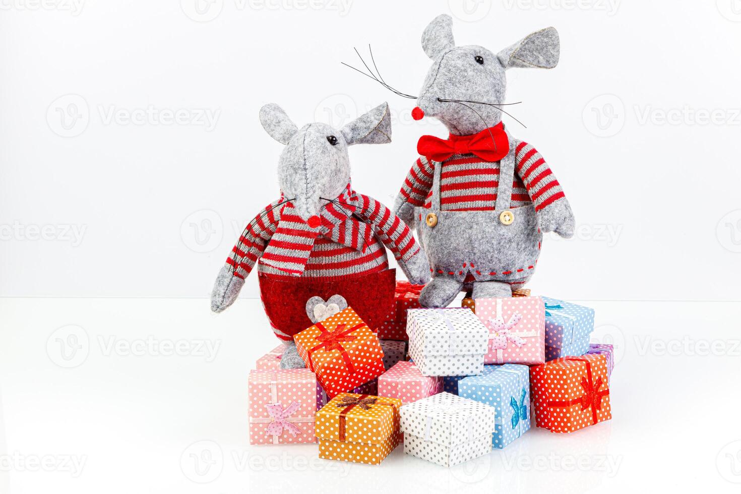 schön Paar von Mäuse, Ratten, Neu Jahr, Jahr von das Ratte auf ein Weiß Hintergrund foto