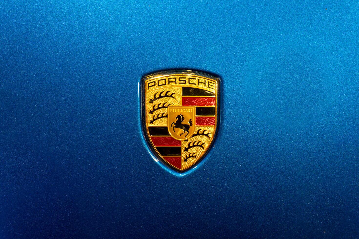 porsche Logo auf ein Blau Auto foto