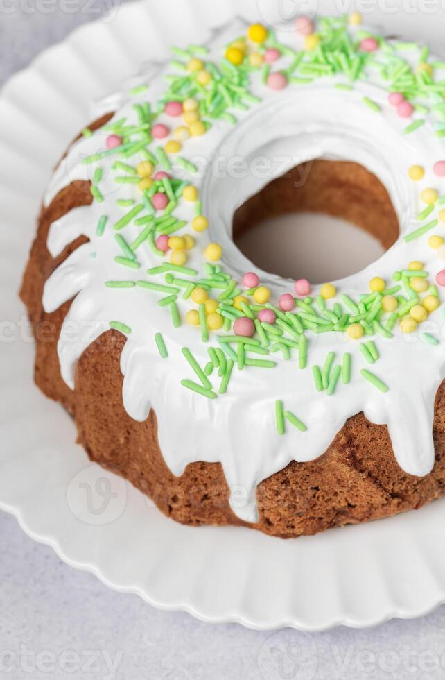 Ostern Bundt Kuchen mit Ostern Eier foto