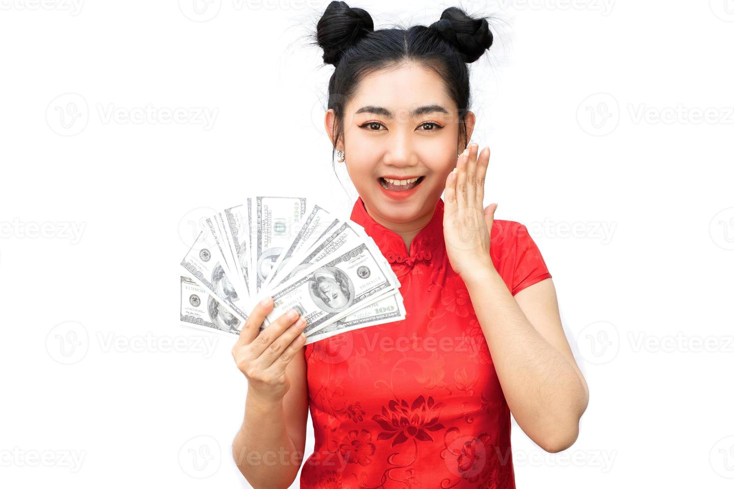 Porträt asiatische Frau rotes Kleid traditionelles Cheongsam hält Geld 100-US-Dollar-Scheine auf weißem Hintergrund foto