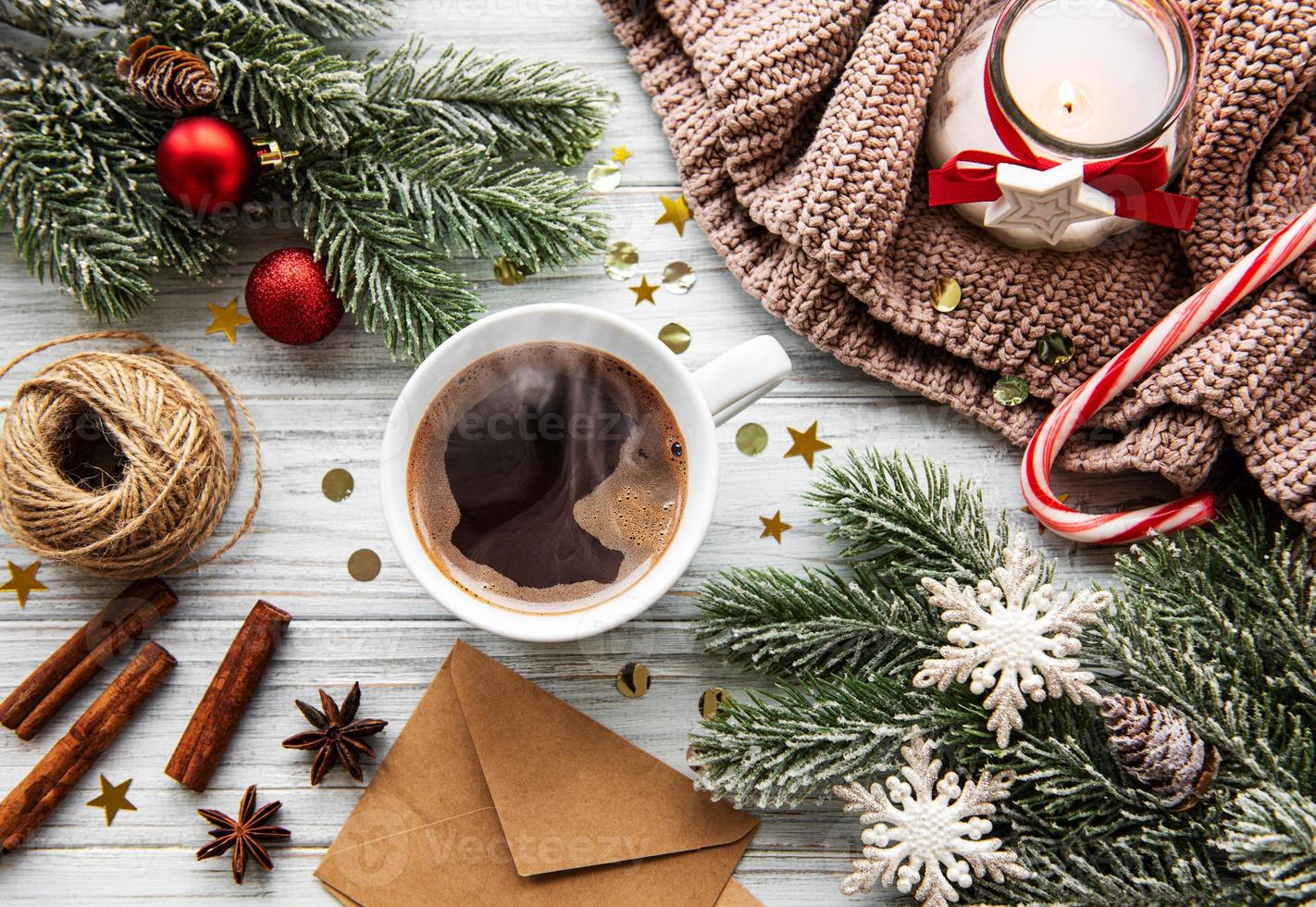 Tasse Kaffee und Weihnachtsschmuck foto