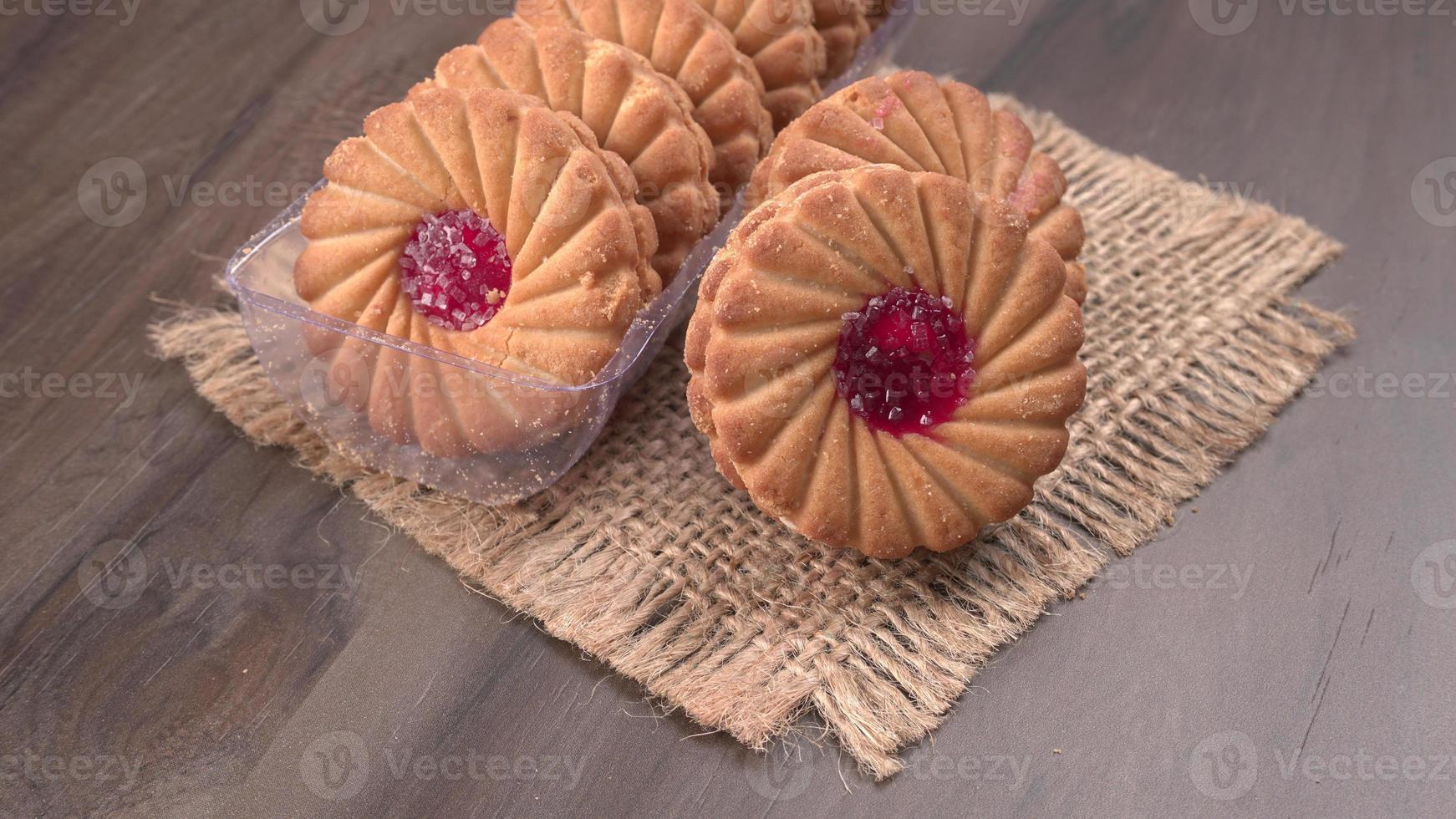 Draufsicht auf süße Marmeladenkekse. Sandwichkekse oder Sahnekekse isoliert. foto