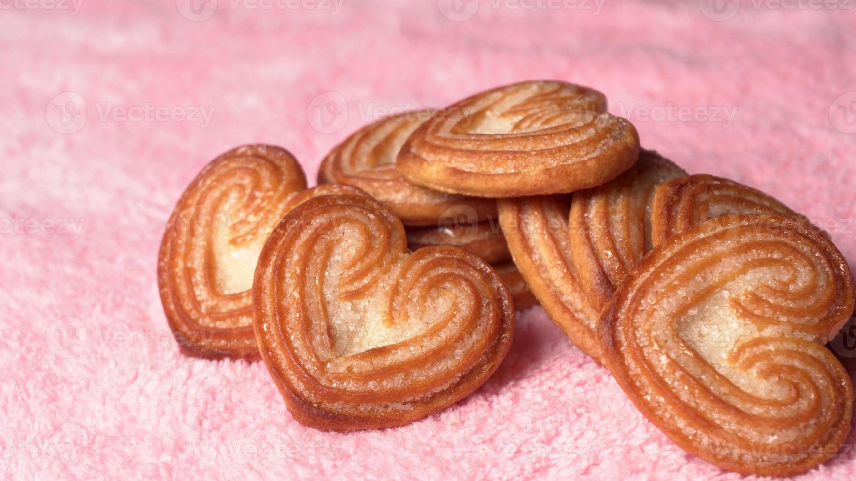 köstliche hausgemachte herzförmige Kekse auf farbigem Hintergrund. Ansicht von oben. Platz für Text. foto