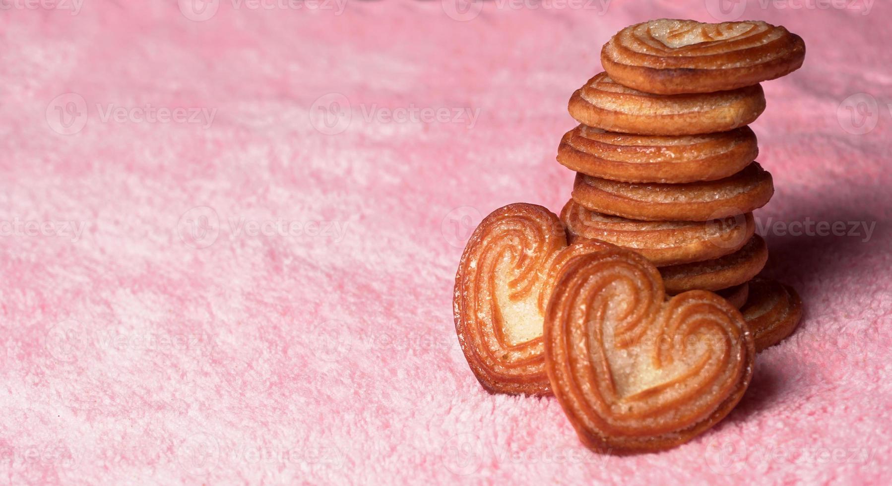 köstliche hausgemachte herzförmige Kekse auf farbigem Hintergrund. Ansicht von oben. Platz für Text. foto