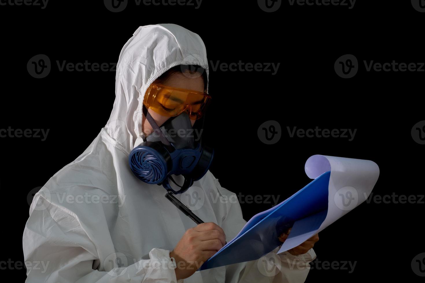 Ärztin in chemischer Schutzkleidung und Antigasmaske mit Brille auf weißem Hintergrund, Wissenschaftlerin im Sicherheitsanzug, Sicherheitsvirusinfektionskonzept foto