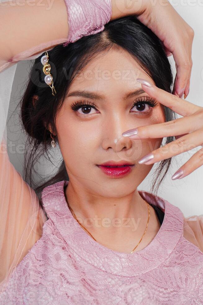Porträt von ein jung schön asiatisch Frau tragen ein Rosa Kleid, Schönheit schießen Konzept foto