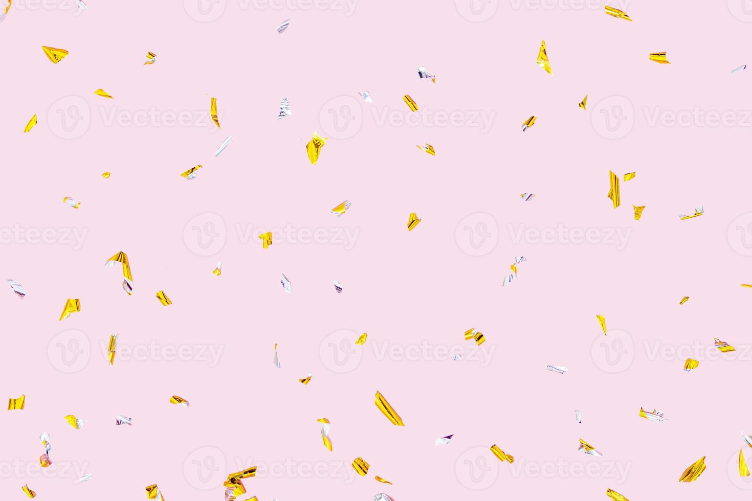 goldenes silbernes funkelndes Konfetti lokalisiert auf rosa Hintergrund. Urlaubseffekt foto