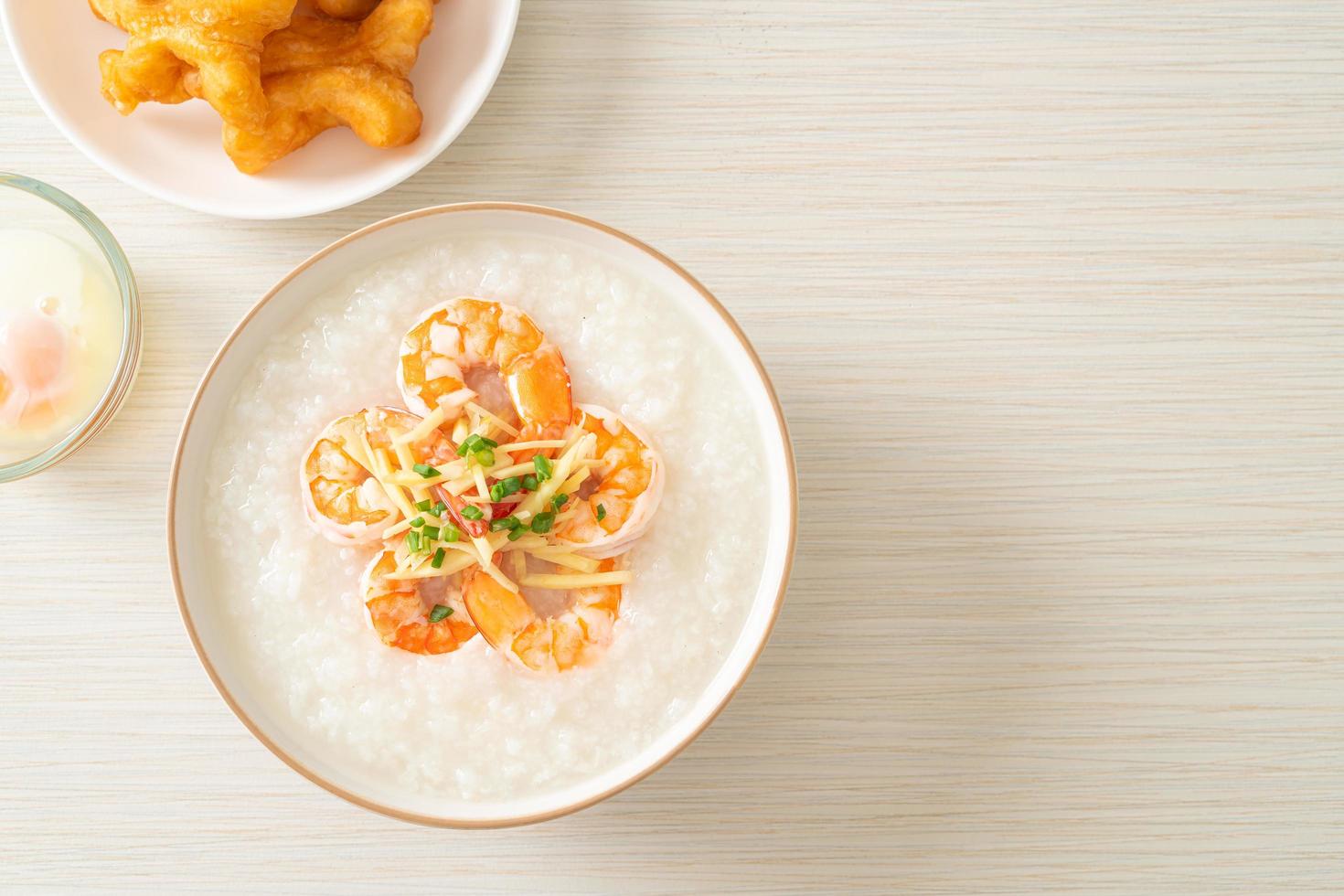 Congee mit Garnelen und frischem Ingwer foto