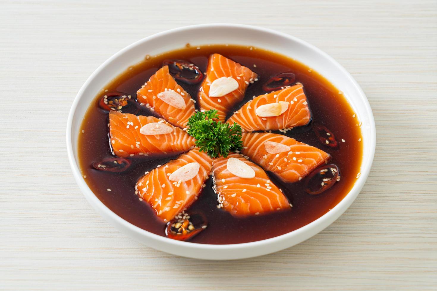 mit Lachs mariniertes Shoyu oder mit Lachs eingelegte Sojasauce foto