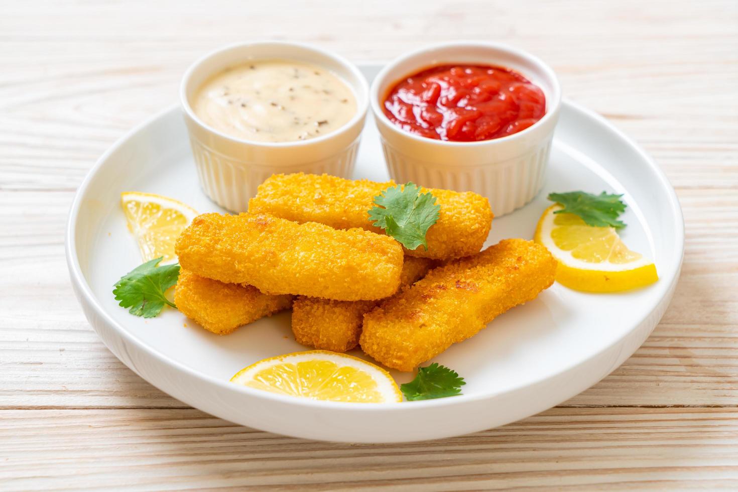 gebratene Fischstäbchen oder Pommes frites foto