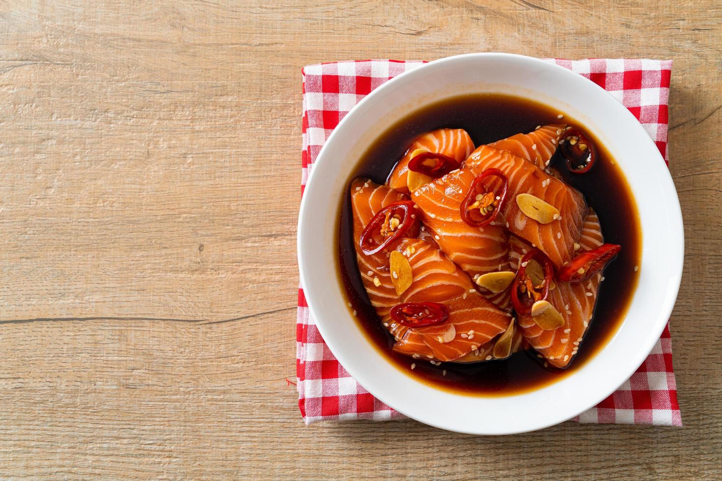 frischer Lachs roh eingelegt in Shoyu-Sauce foto