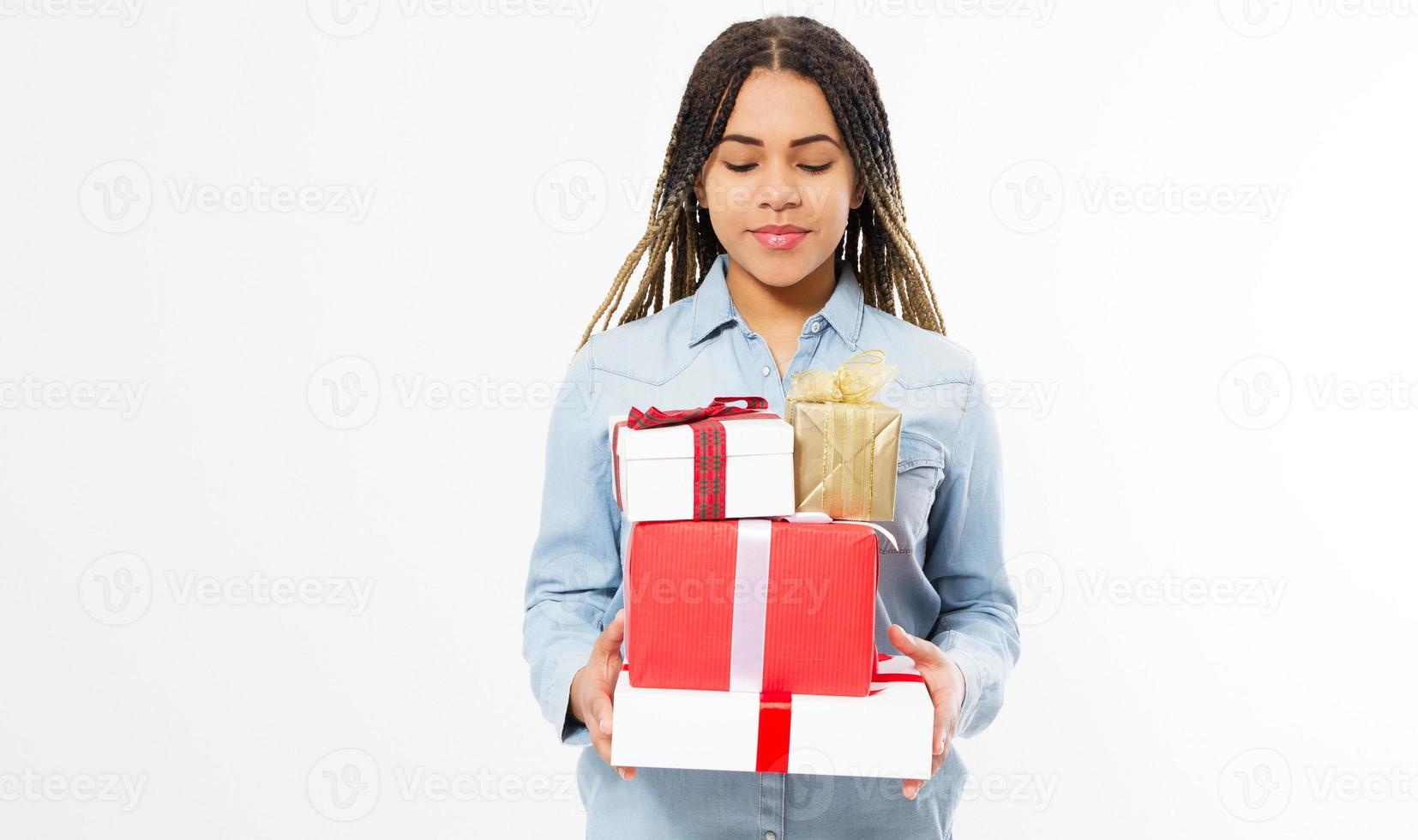 glückliche junge frau, die viele geschenkboxen hält - das konzept von ferien und rabatten in den geschäften. foto