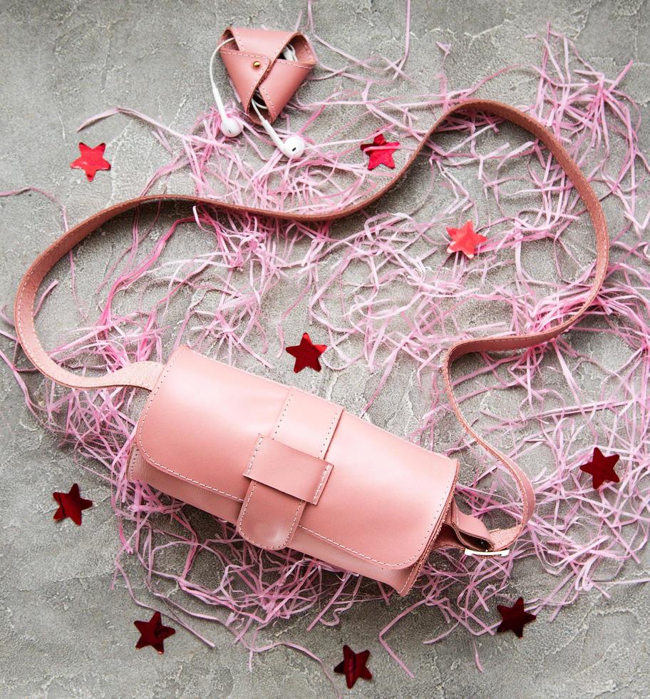 rosa Ledertaschen und Accessoires foto