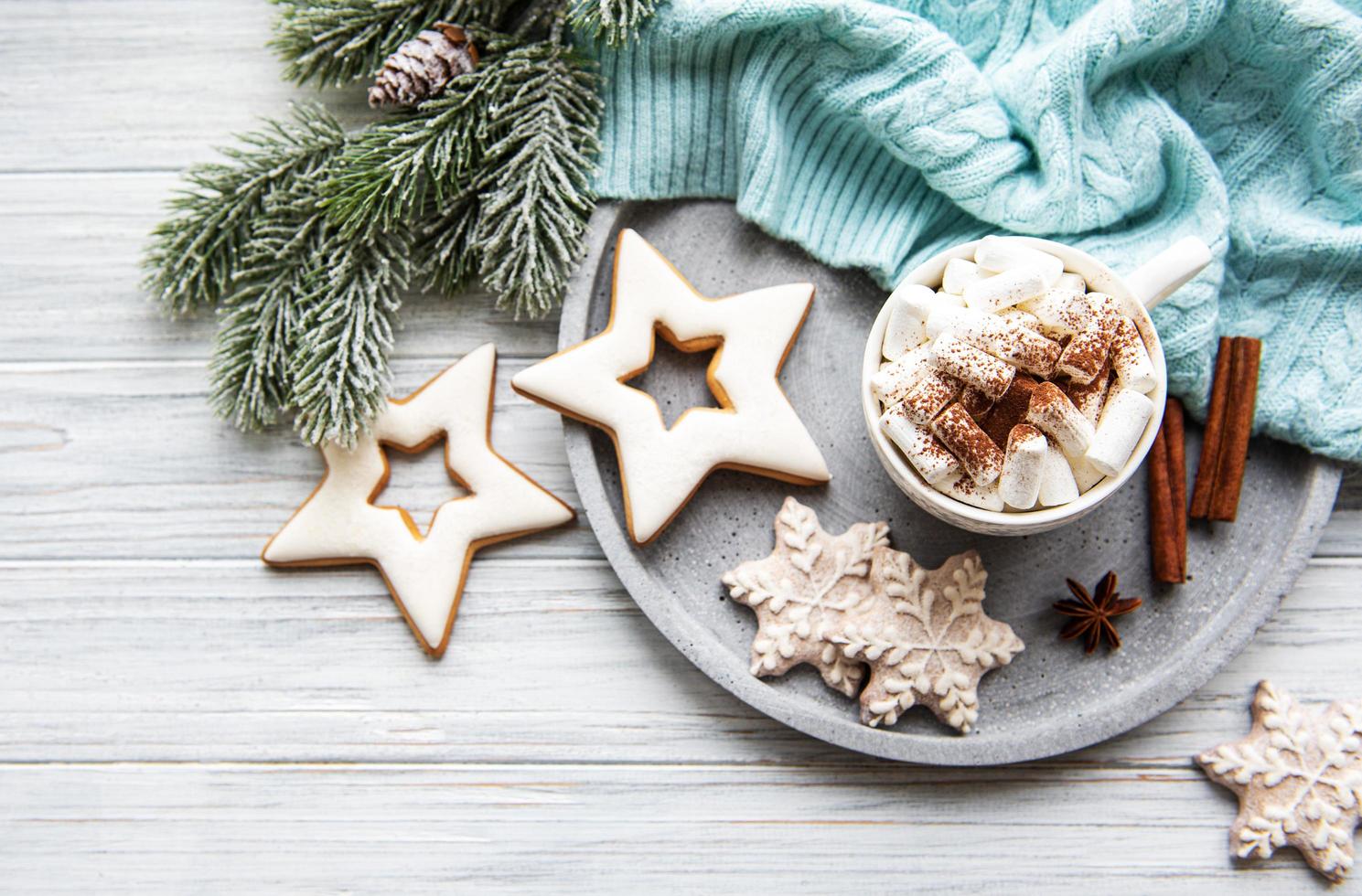 heißer Kakao und Weihnachtsschmuck foto