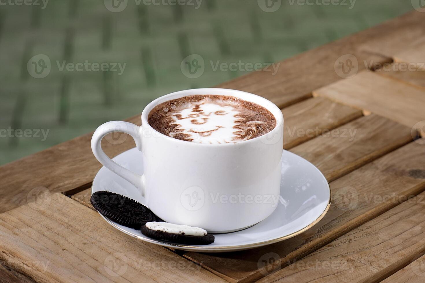 ein Tasse von heiß Schokolade serviert mit Schokolade Chips foto