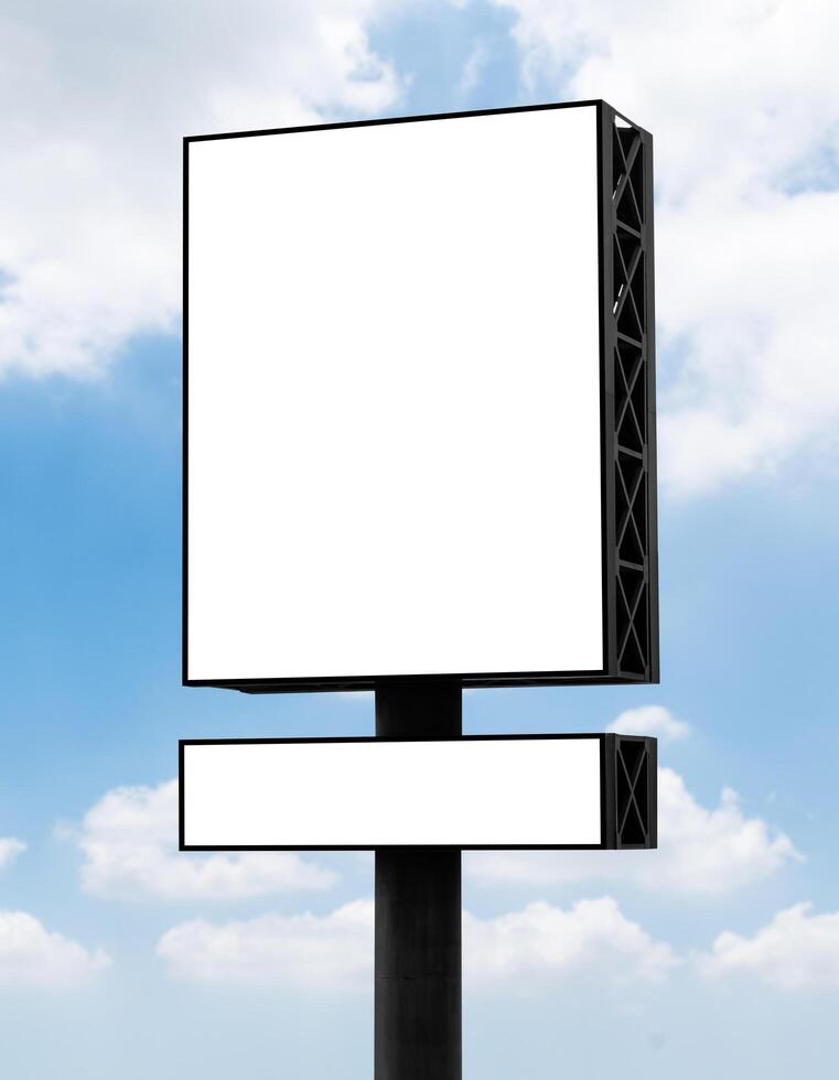 draussen Pole Vertikale Licht Box Plakatwand auf Blau Himmel Hintergrund mit spotten oben Weiß Bildschirm. Ausschnitt Pfad zum Attrappe, Lehrmodell, Simulation foto