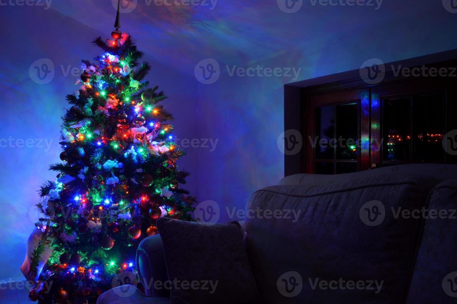 Weihnachtsbaum mit bunten Lichtern foto
