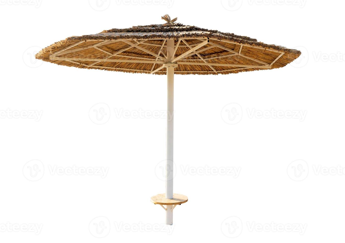 groß Strand Regenschirm gemacht von Stroh isoliert auf Weiß Hintergrund. Sonne Schutz im ein Resort durch das Meer oder Ozean. Tropen foto