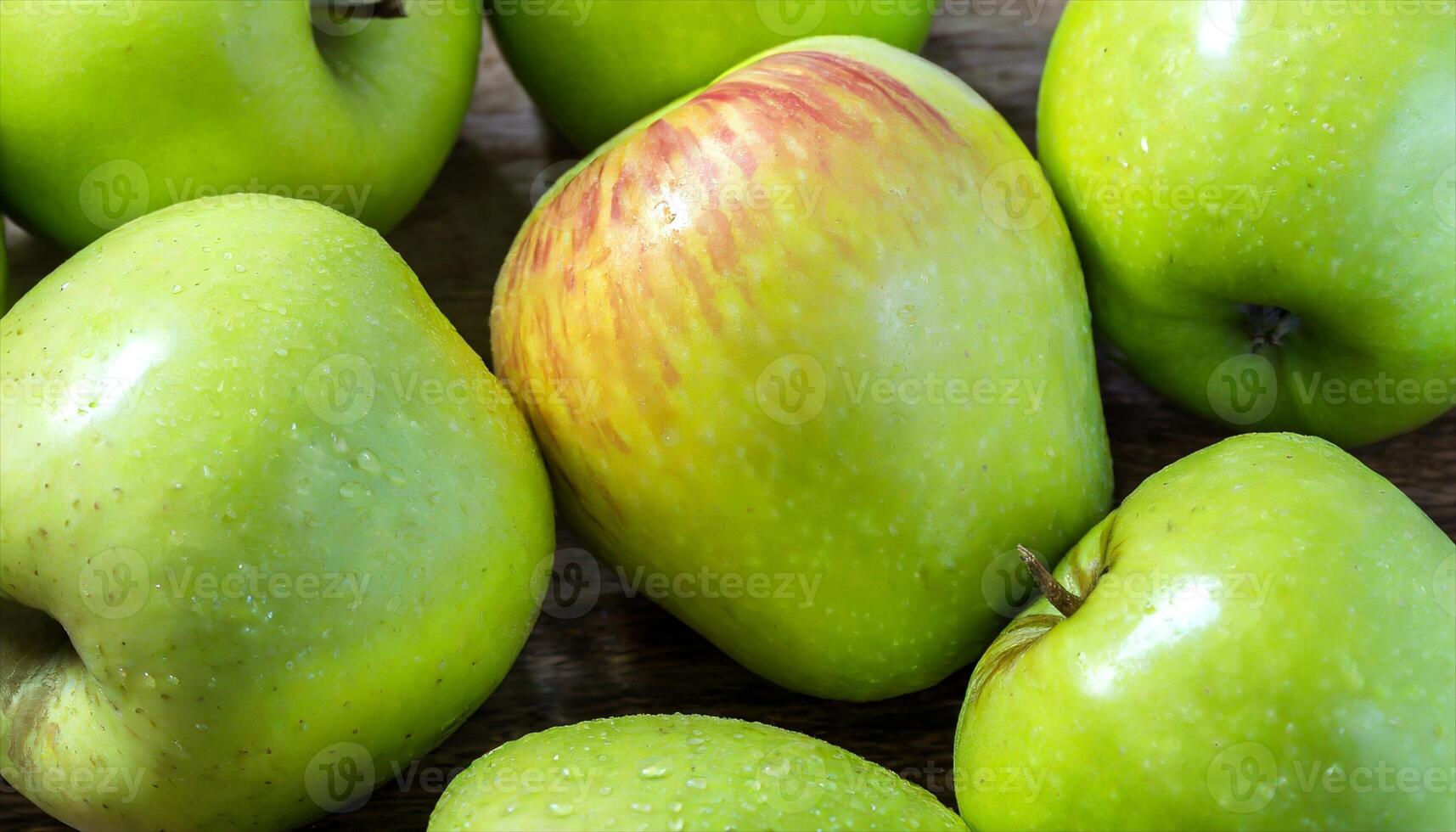 ai generiert Grün Äpfel im ein Korb foto