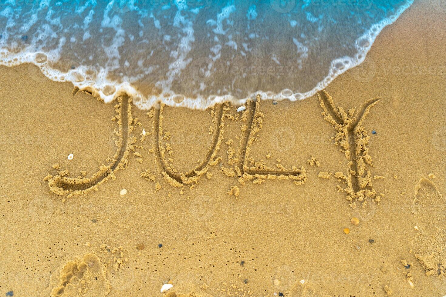 das Wort ist geschrieben auf das Sand von ein Strand durch das Meer. gewaschen aus durch ein Welle. das Inschrift verschwindet. Ende von Sommer- Konzept. zurück zu Schule. foto