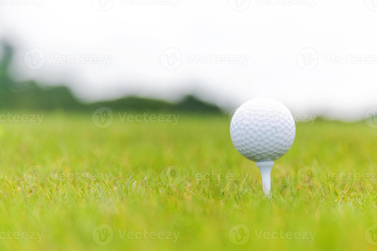 Nahaufnahme von Golfball am Abschlag auf dem Golfplatz foto
